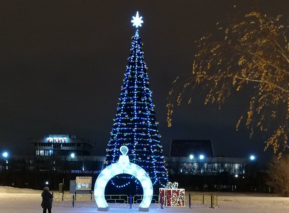 Новогодний тольятти. Елка в Тольятти на площади. Тольятти елка у Волгаря. Тольятти елка 2021.